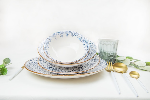 Тарелки с блюдами